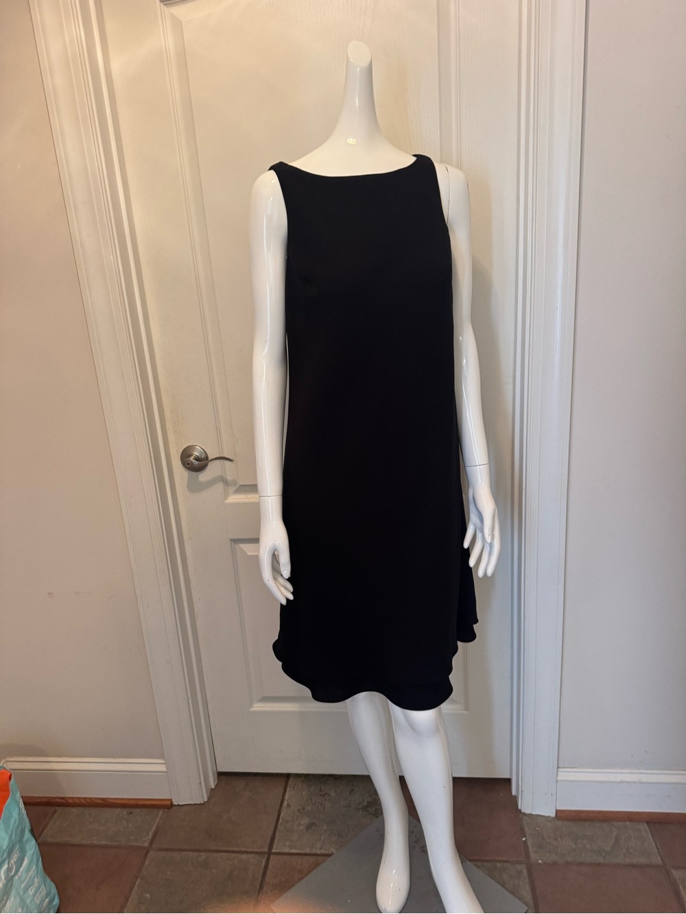 Women's Black Sleeveless Shift Dress